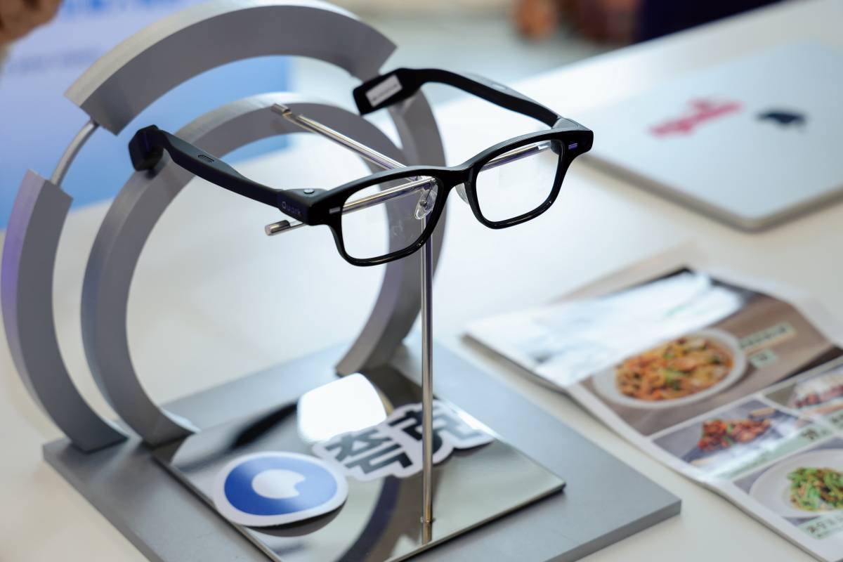 Quark AI Glasses S1 official product image